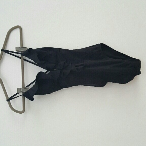 Other - NWOT W Swim deep vneck ruffled bathing suit size 6
